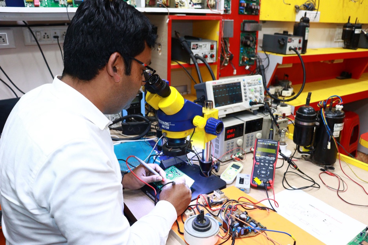 Control de calidad en una sala de limpieza de chips