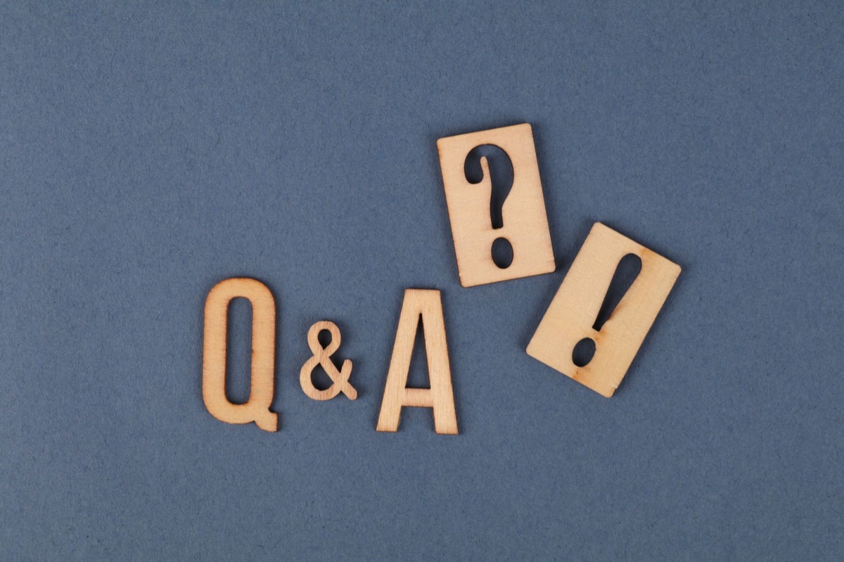 FAQ-Explanation auf weißem Brett