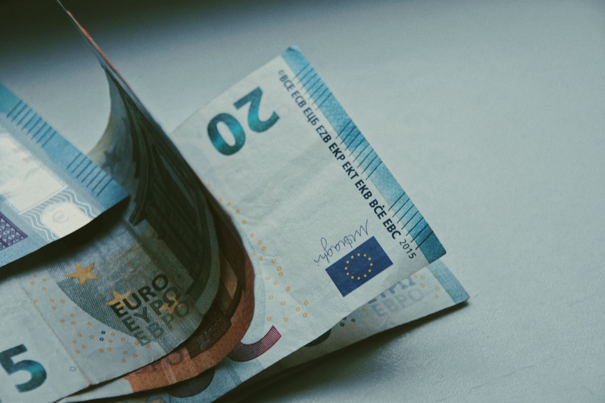 Billets de dollars taïwanais représentant les subventions