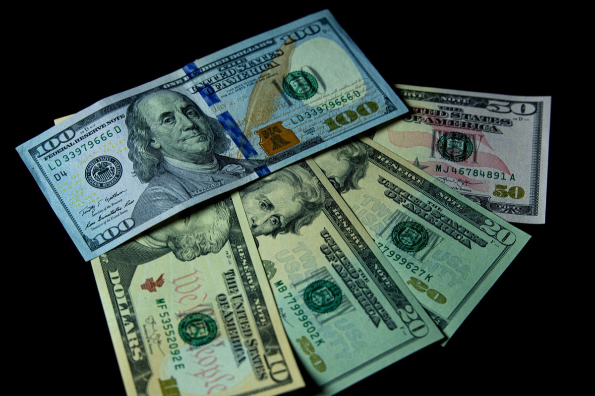 Concept van Taiwanese dollar en elektrische voertuigen