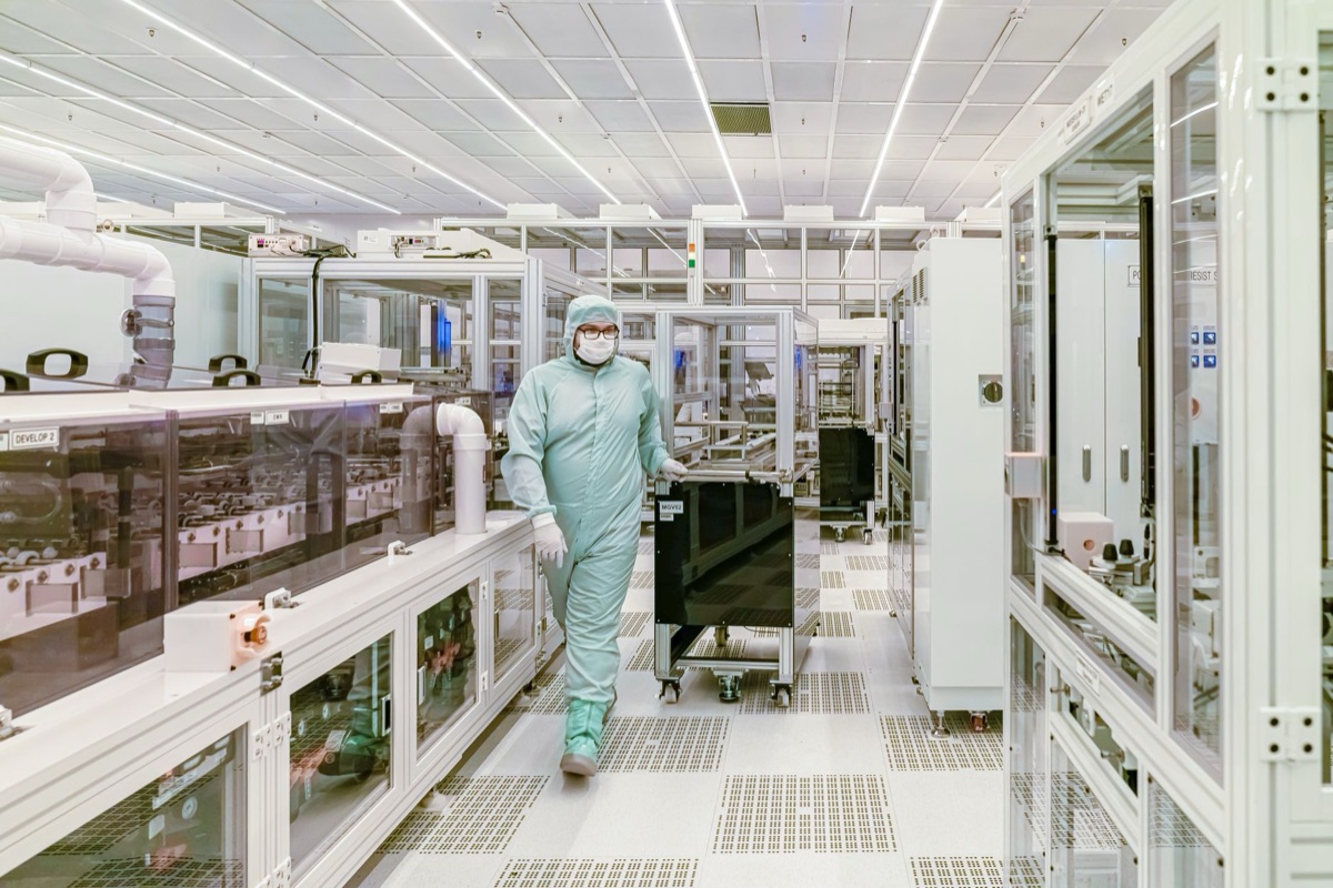 Lavoratore in un'azienda di semiconduttori in Taiwan
