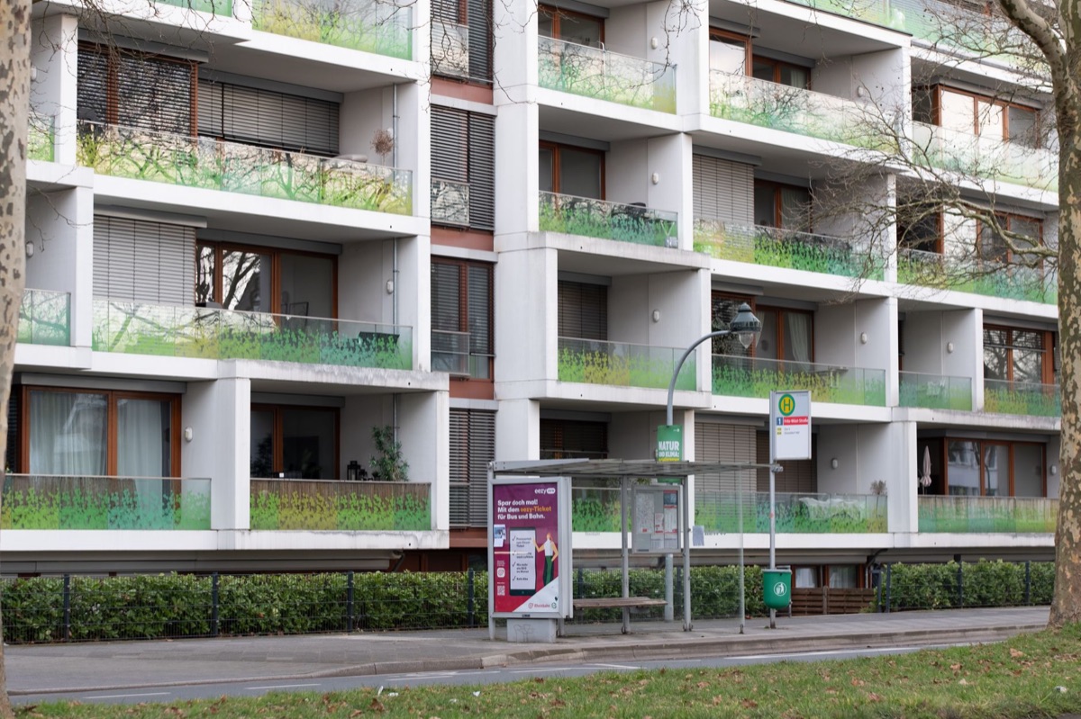 Busstation met gemengde bouwstijl.