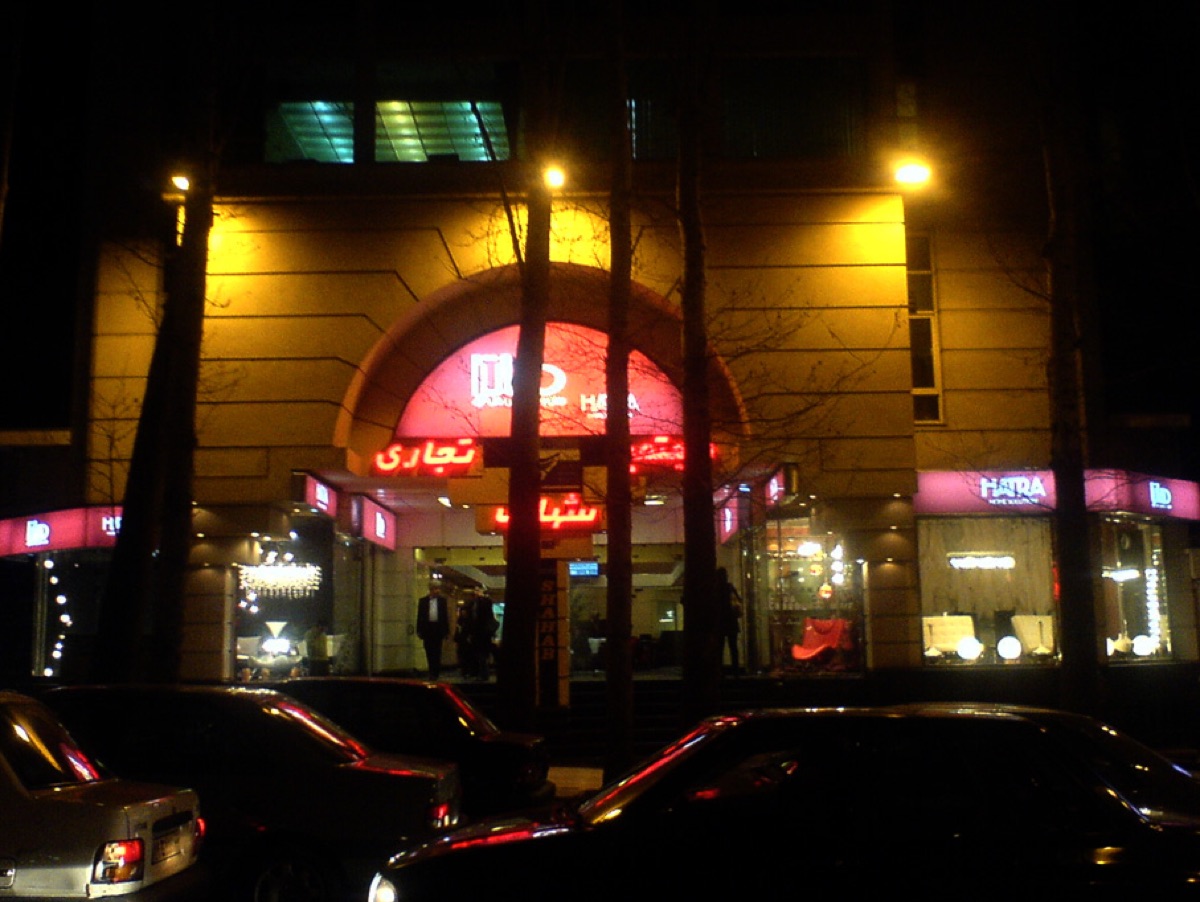 Rua com lojas e árvores