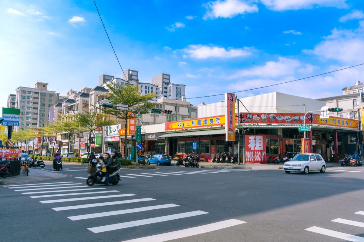 台灣高雄市前鎮區混合用途大樓，住宅與商務空間共用中庭，樓上為停車場與綠色休憩區