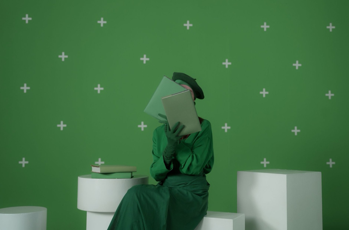 Dramatische Set mit Grünfläche