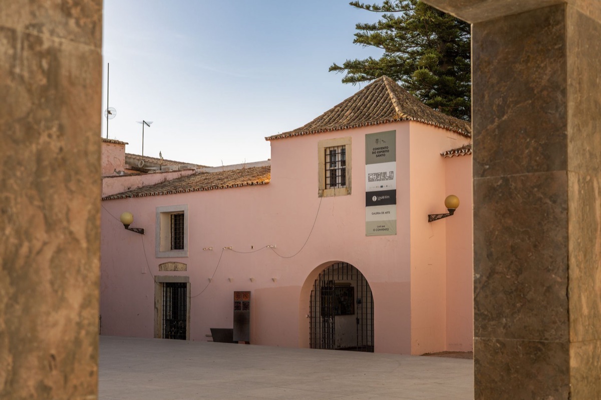 Fachada de estudio de drama