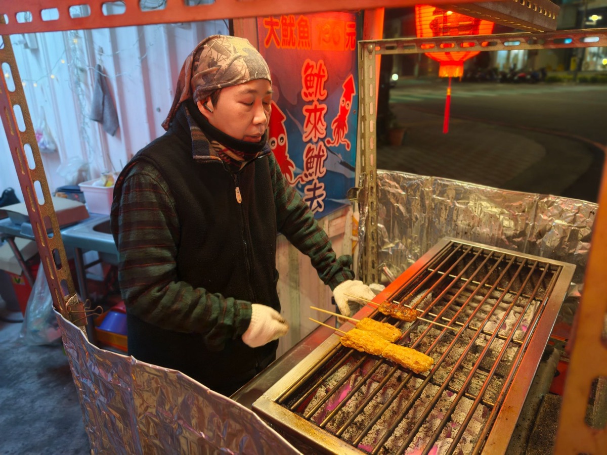 Beleuchtete Nachtmarkt-Stände in Taiwan