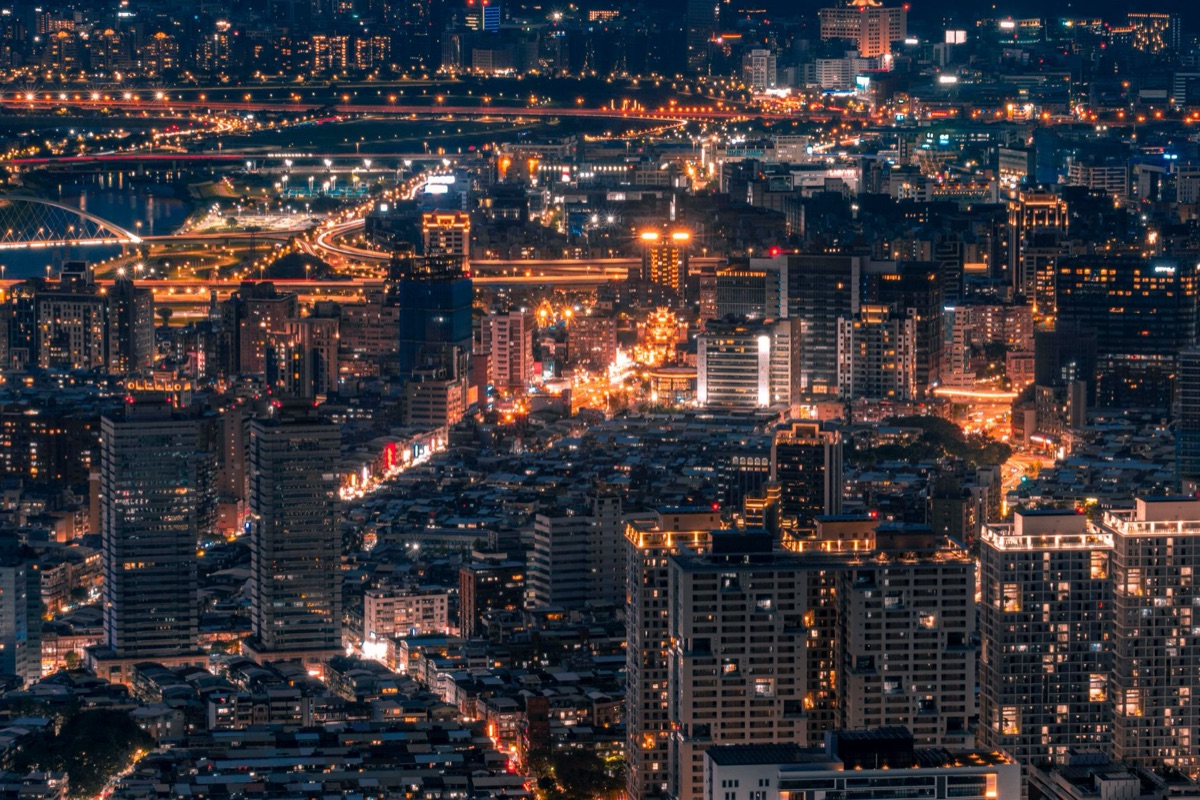 Luftaufnahme eines belebten Nachtmarktes in Taipeh