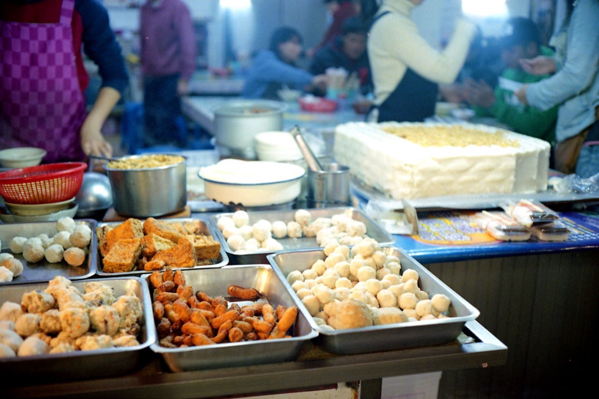 Puestos de comida en un mercado nocturno de Taiwán