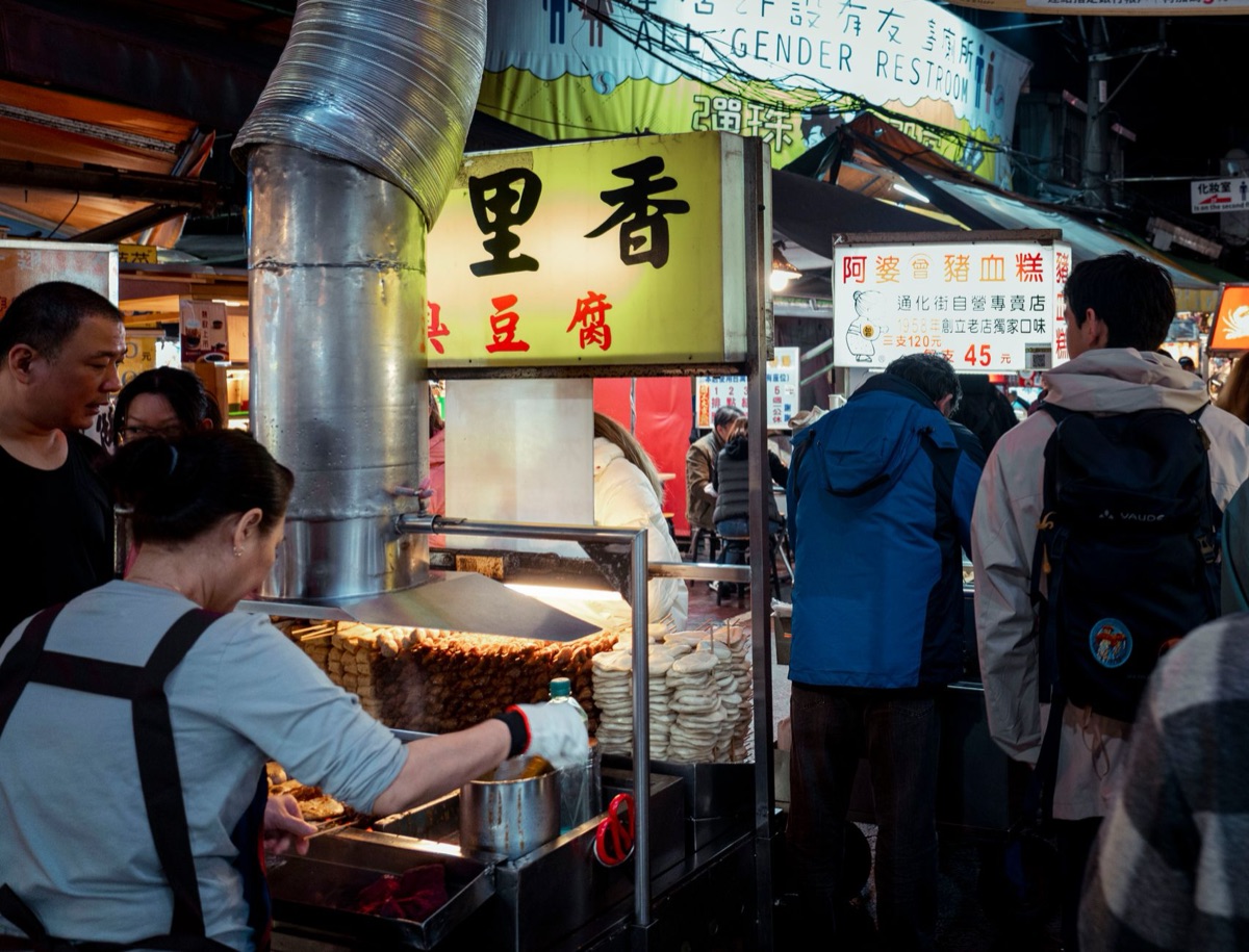 Luces de neón en el mercado nocturno de Shilin, Taipéi