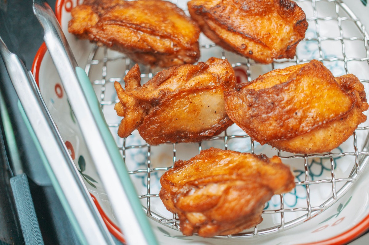Poulet frit taïwanais croustillant (Jipai) servi dans un marché de nuit.