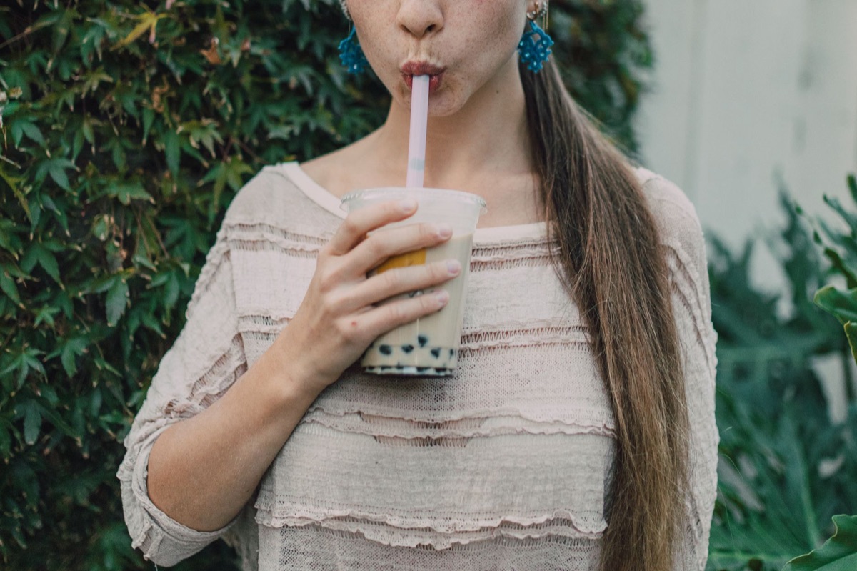 Thé au lait perlé taïwanais avec des perles de tapioca.