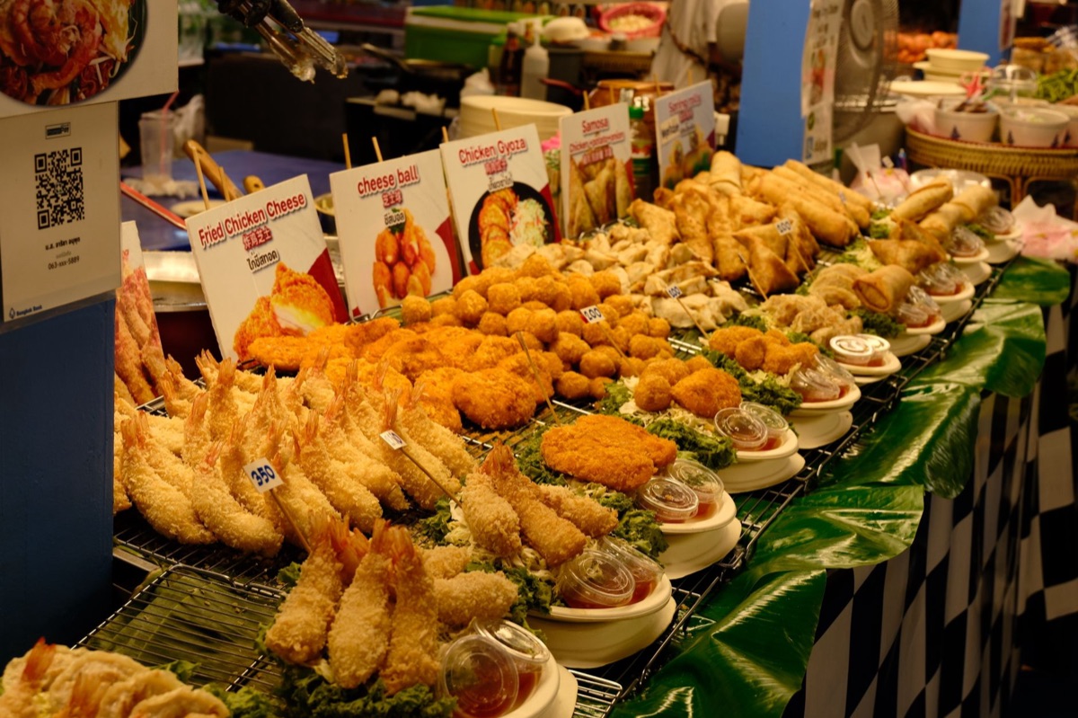 臺灣夜市經典美食大雞排與珍珠奶茶